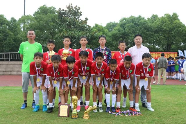 女乒团体赛半决赛：王曼昱直落三局击败金琴英，国乒暂时领先
